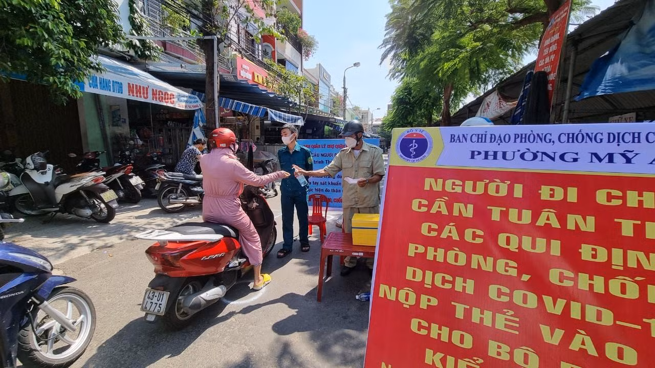 Đà Nẵng yêu cầu người dân phải khai báo y tế, thực hiện đầu đủ các biện pháp phòng chống dịch trước khi vào chợ. Ảnh: Thanh Trần.