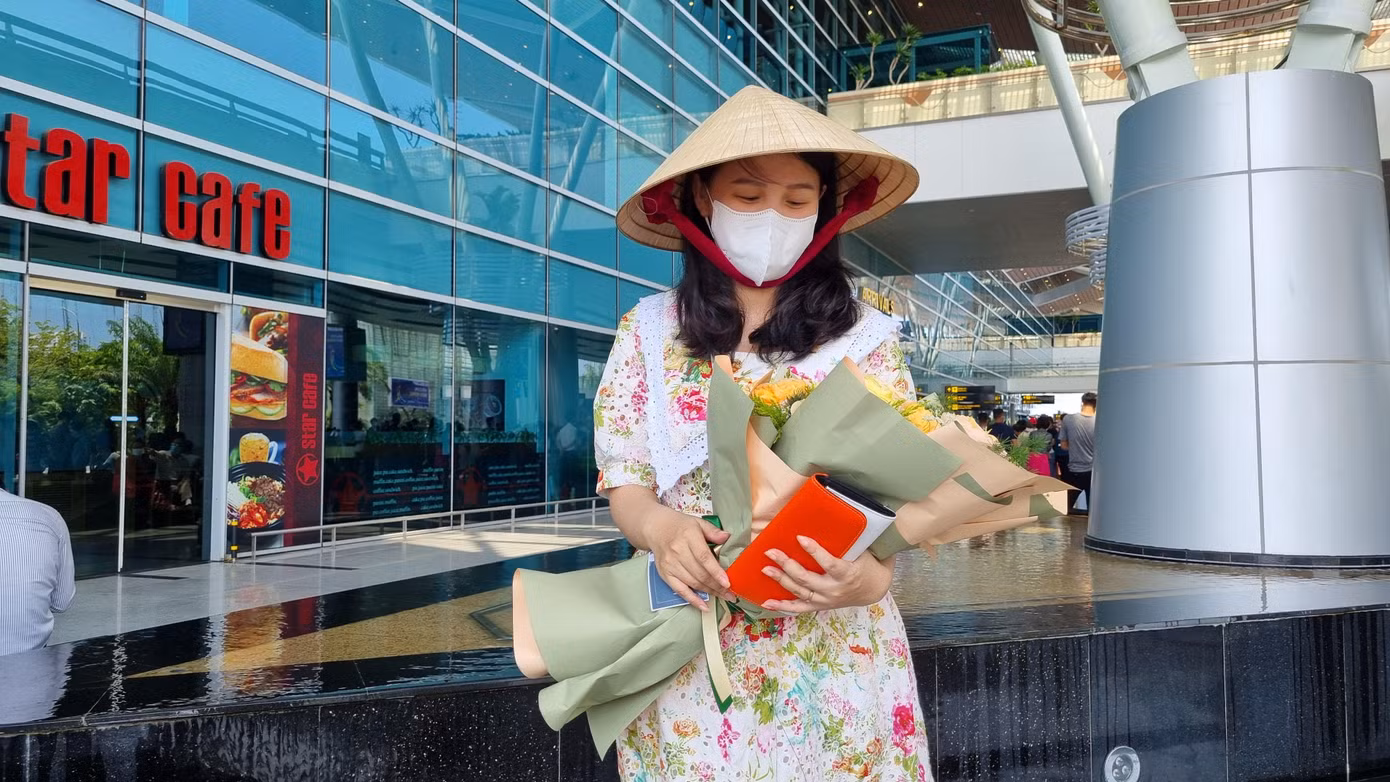 Chị Huỳnh Thị Trường An (Đà Nẵng) mang hoa tới đón người nhà tại sân bay. Người nhà chị từ Singapore trở về,