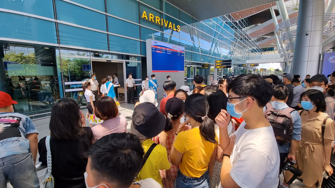 Người đến mỗi lúc một đông.