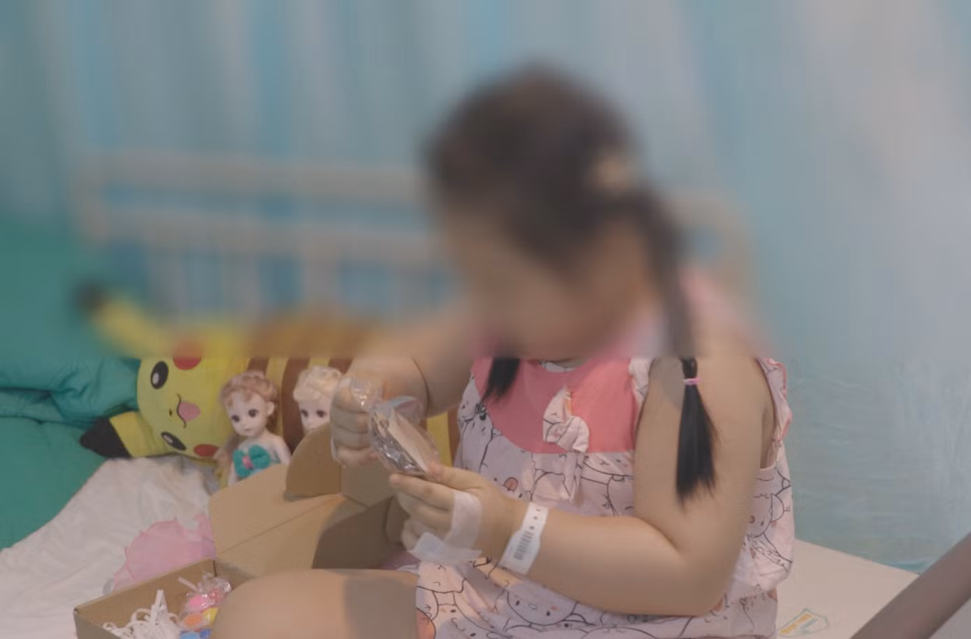 Bé L. đã cầm nắm được đồ vật.