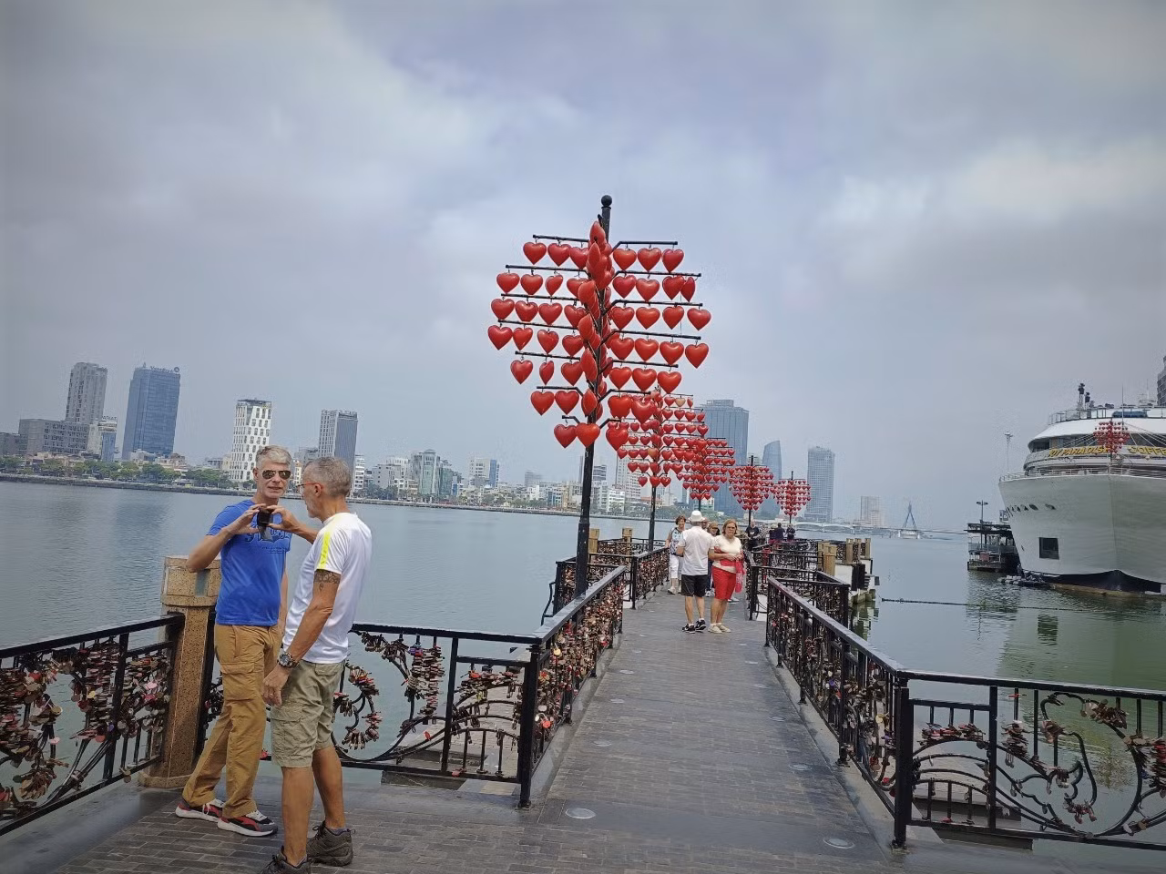 Tham quan cầu Tình Yêu bên sông Hàn. Đây là đoàn khách quốc tế đi đường tàu biển lớn nhất tới Đà Nẵng từ đầu năm đến nay. Trước đó, tàu biển Resort World do Chi nhánh Công ty TNHH MTV Dịch vụ Lữ hành Saigon Tourist tại Đà Nẵng khai thác đưa 1.500 khách du lịch mang quốc tịch Malaysia, Singapore, Thái Lan, Nhật Bản… cập cảng Tiên Sa. Tiếp sau đó là tàu Silver Muse do Công ty TNHH Thương mại và Du lịch Tân Hồng tại TP.HCM khai thác đưa 500 khách quốc tịch Anh, Pháp, Mỹ, Ý, Canada đến thành phố....