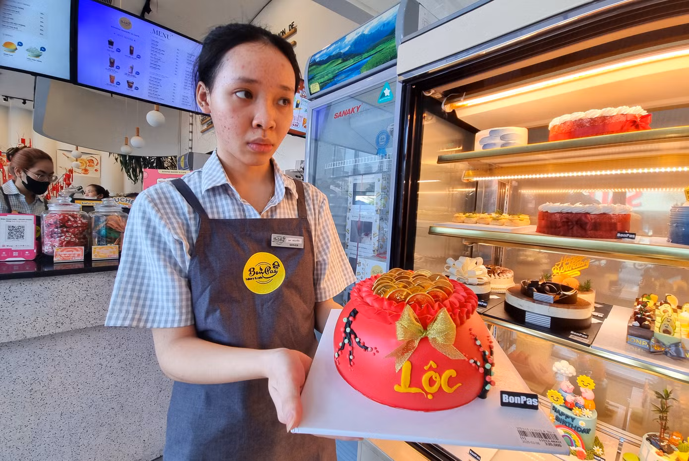 Theo các tiệm bánh, bánh phổ biến bán năm nay có kích thước 16cm, do tâm lý ai cũng muốn đặt lên mâm cúng bánh to, đẹp. Nếu mua bánh nhỏ, khách sẽ mua nhiều chiếc và được tiệm trang trí đẹp mắt.