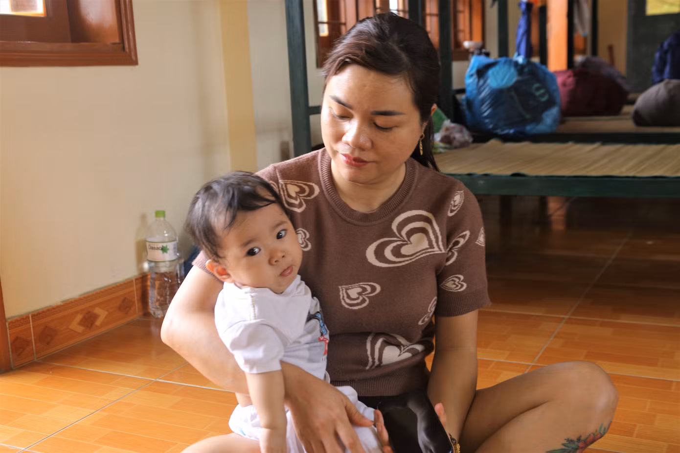 Chị Lý Tú Oanh cùng cũng chưa về được vì nhà vẫn còn ngập.