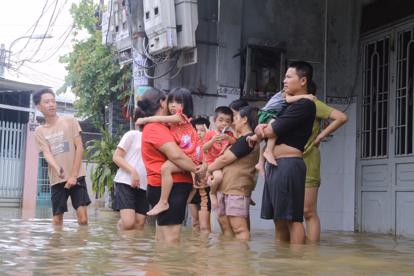 Hiện tại, nhiều nơi ở quận Liên Chiểu, Thanh Khê, huyện Hòa Vang vẫn sống chung với ngập. Do dự báo những ngày tới còn mưa lớn nên người dân hết sức lo lắng.