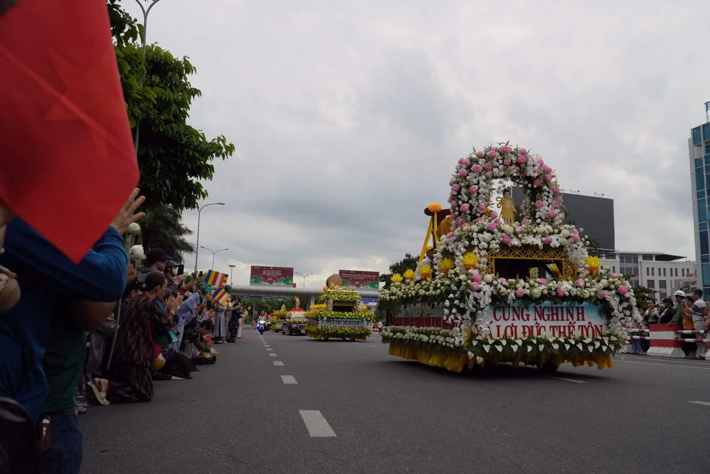 Không khí trang nghiêm, thành kính khi đoàn cung rước xá lợi đi qua.