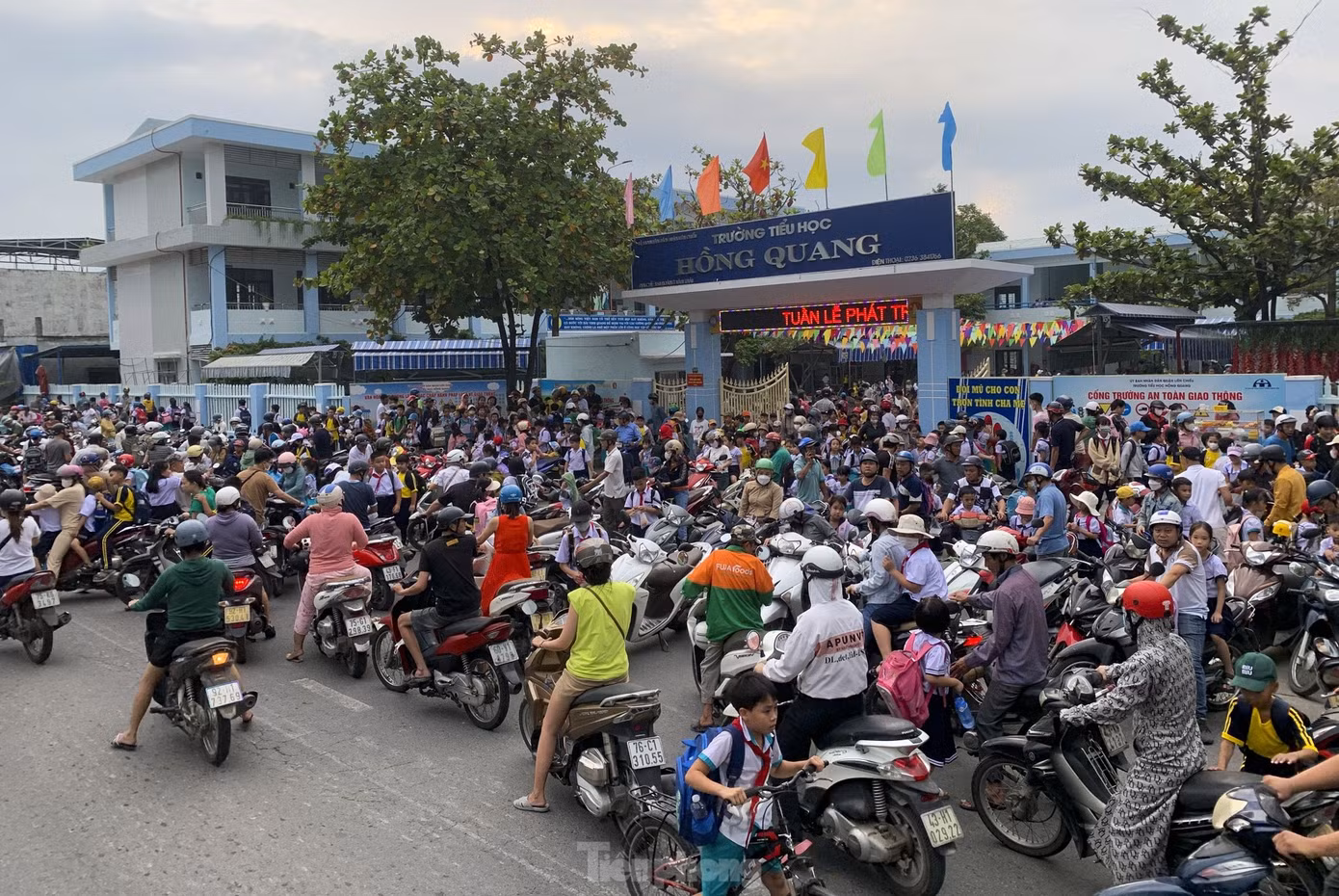 Nhiều gia đình phải bố trí lại thời gian đưa đón, kèm cặp con sau khi Thông tư 29 có hiệu lực.