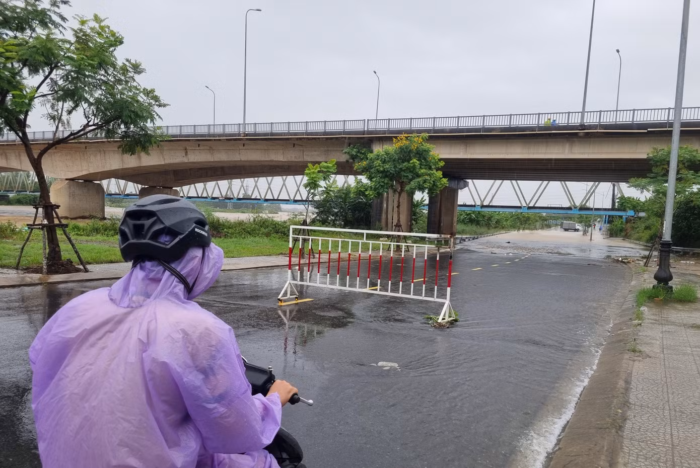 Lực lượng chức năng đã kéo rào chắn ngăn người và phương tiện qua lại để đảm bảo an toàn. Các xe cộ qua đây đều phải quay đầu. Anh Nguyễn Hoàng (huyện Hòa Vang) cho hay thường xuyên đi làm qua tuyến đường này nhưng hôm nay thấy nước ngập khoảng hơn nửa mét nên đã vòng lại đi đường khác. Lực lượng chức năng đã kéo rào chắn ngăn người và phương tiện qua lại để đảm bảo an toàn. Các xe cộ qua đây đều phải quay đầu. Anh Nguyễn Hoàng (huyện Hòa Vang) cho hay thường xuyên đi làm qua tuyến đường này nhưng hôm nay thấy nước ngập khoảng hơn nửa mét nên đã vòng lại đi đường khác.