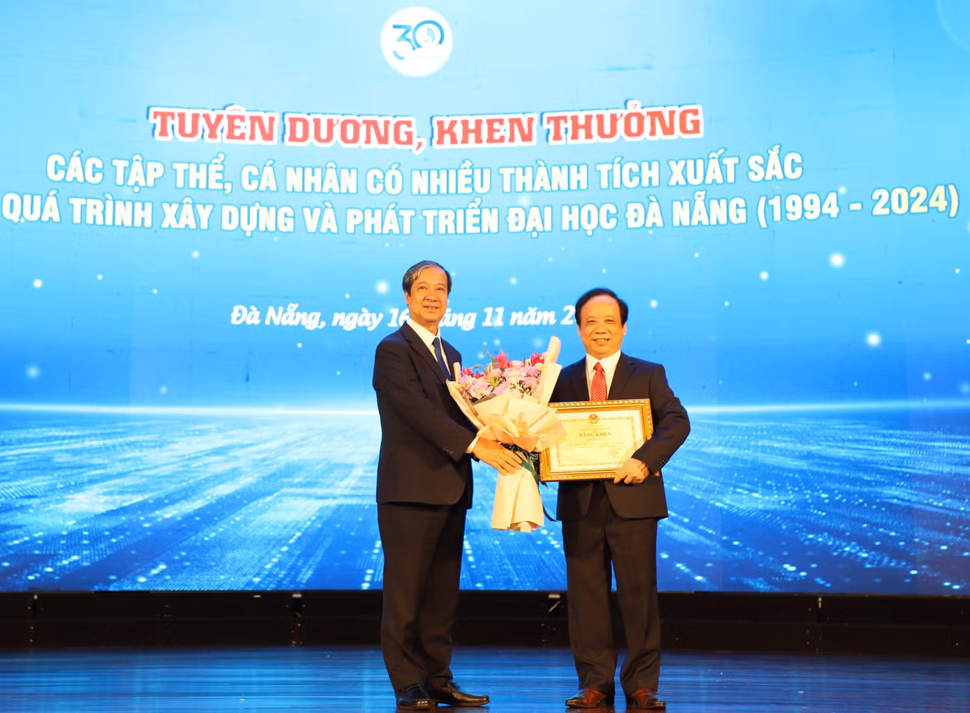 Bộ trưởng Bộ GD&amp;ĐT trao bằng khen cho ĐH Đà Nẵng.