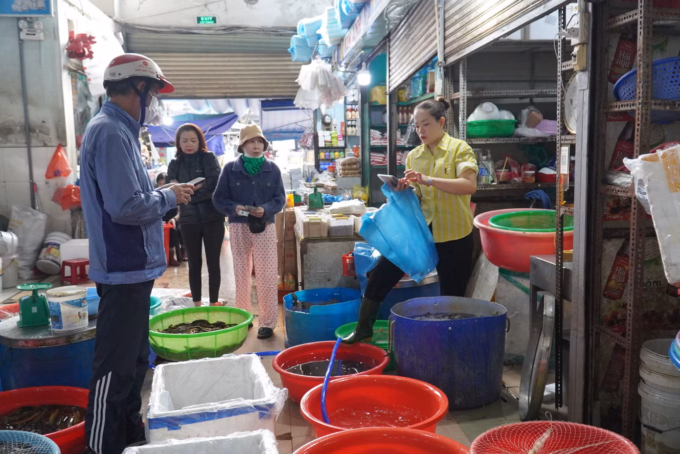 Nhiều người dân mua tới gần cả trăm kg cá. "Vợ chồng tôi ăn chay nhiều năm, để ra một khoản nhỏ để làm những việc lành, trong đó có phóng sinh. Sáng nay nhà tôi mua gần 100kg, đủ loại lươn, cá mang đi thả. Mỗi người một quan niệm, riêng tôi khi nhìn thấy đàn cá quẫy đuôi bơi giữa sông, về với môi trường tự nhiên giống như con người bị giam nhốt lâu nay được thả tự do. Tôi thỏa lòng với khoảnh khắc đó', ông N.T. (62 tuổi, quận Hải Châu) trải lòng.