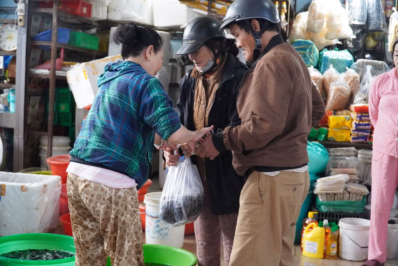 Nhiều người dân mua tới gần cả trăm kg cá. "Vợ chồng tôi ăn chay nhiều năm, để ra một khoản nhỏ để làm những việc lành, trong đó có phóng sinh. Sáng nay nhà tôi mua gần 100kg, đủ loại lươn, cá mang đi thả. Mỗi người một quan niệm, riêng tôi khi nhìn thấy đàn cá quẫy đuôi bơi giữa sông, về với môi trường tự nhiên giống như con người bị giam nhốt lâu nay được thả tự do. Tôi thỏa lòng với khoảnh khắc đó', ông N.T. (62 tuổi, quận Hải Châu) trải lòng.