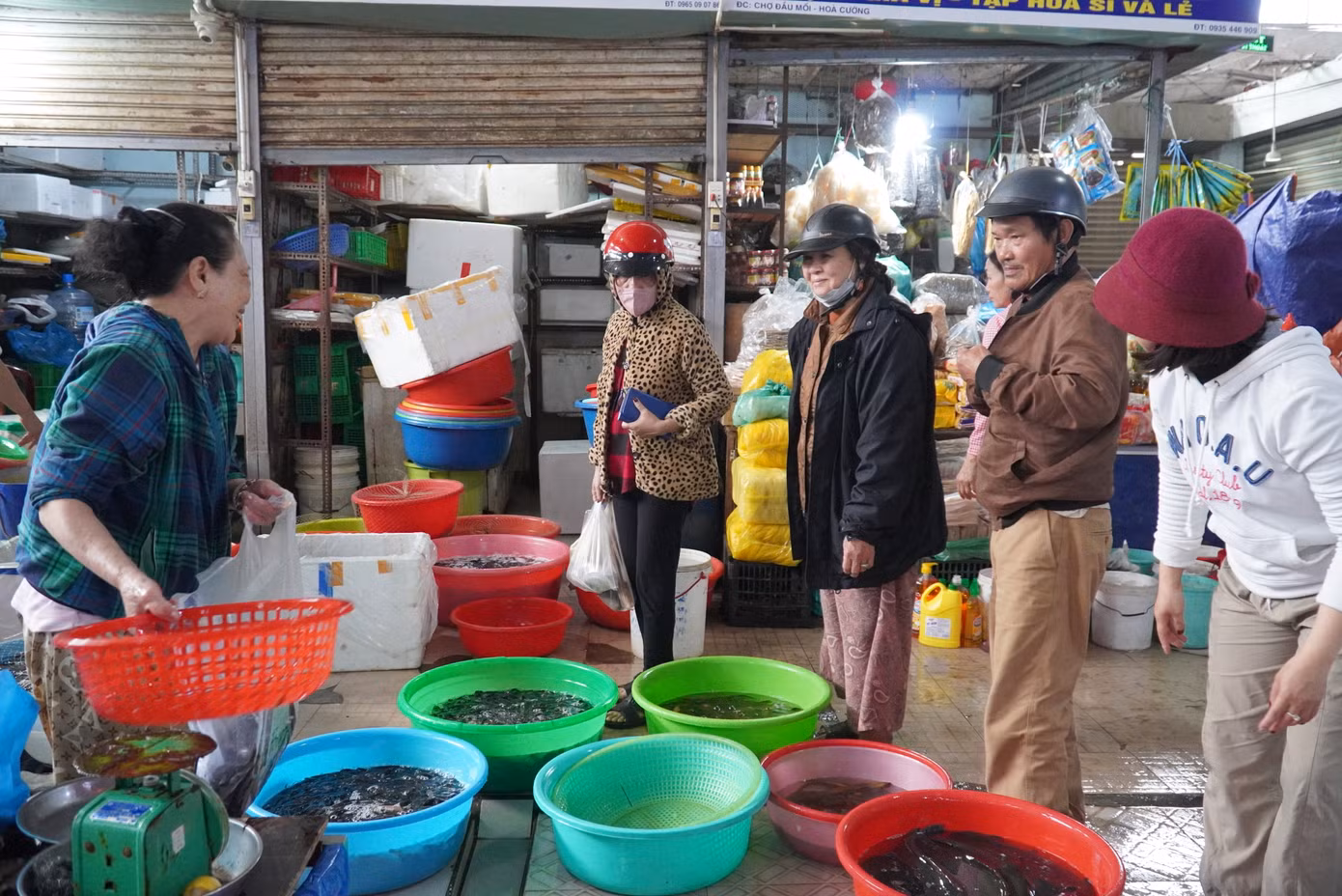 Ghi nhận tại chợ đầu mối Hòa Cường, các quầy bán cá phóng sinh tấp nập khách. Ảnh: Thanh Hiền.