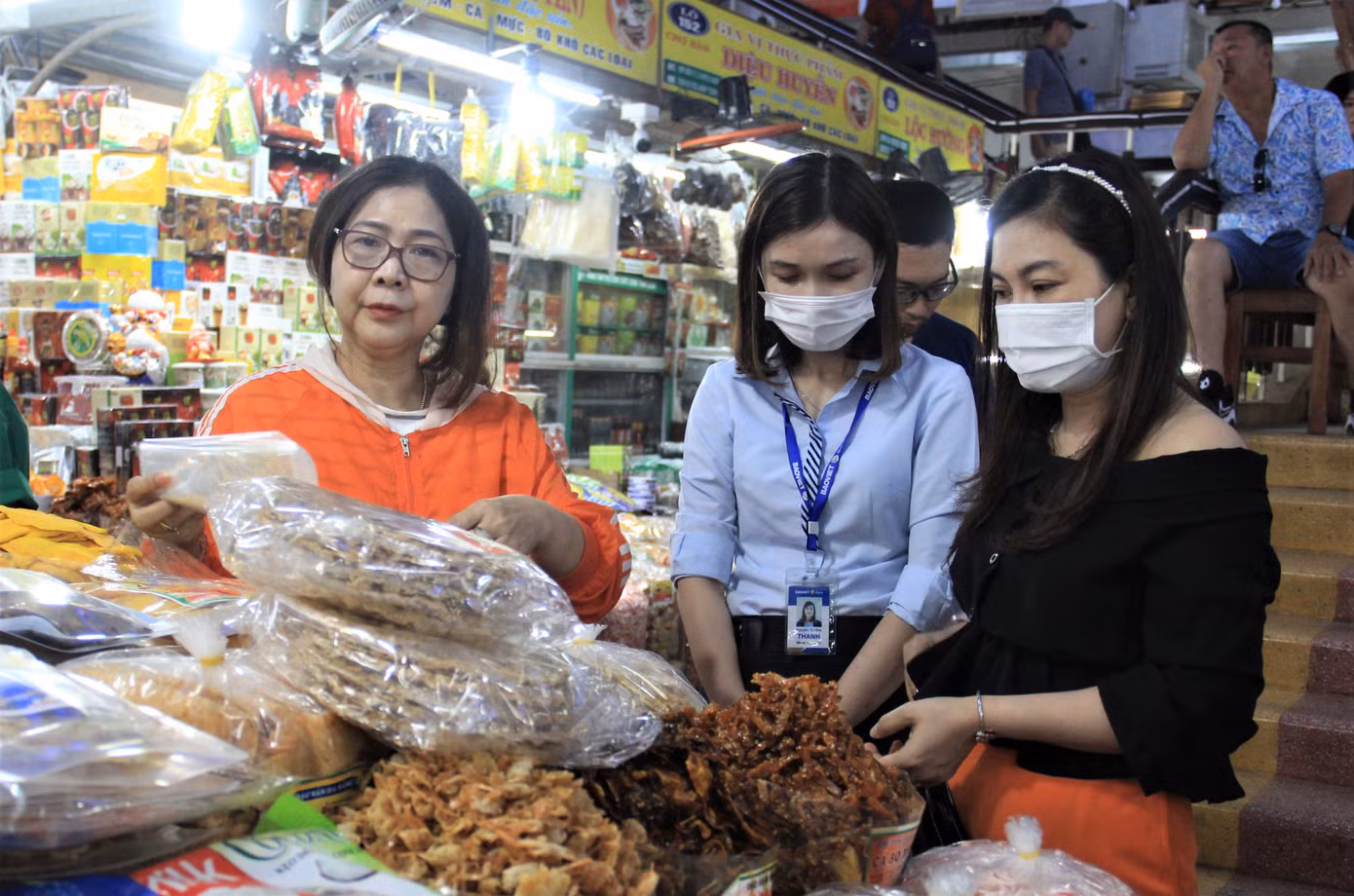 Chợ Hàn bán chủ yếu các mặt hàng đặc sản miền Trung, áo quần, giày dép… Các tiểu thương cho hay từ ra Tết tới nay bán rất “đã tay” vì khách quốc tế tới nhiều.