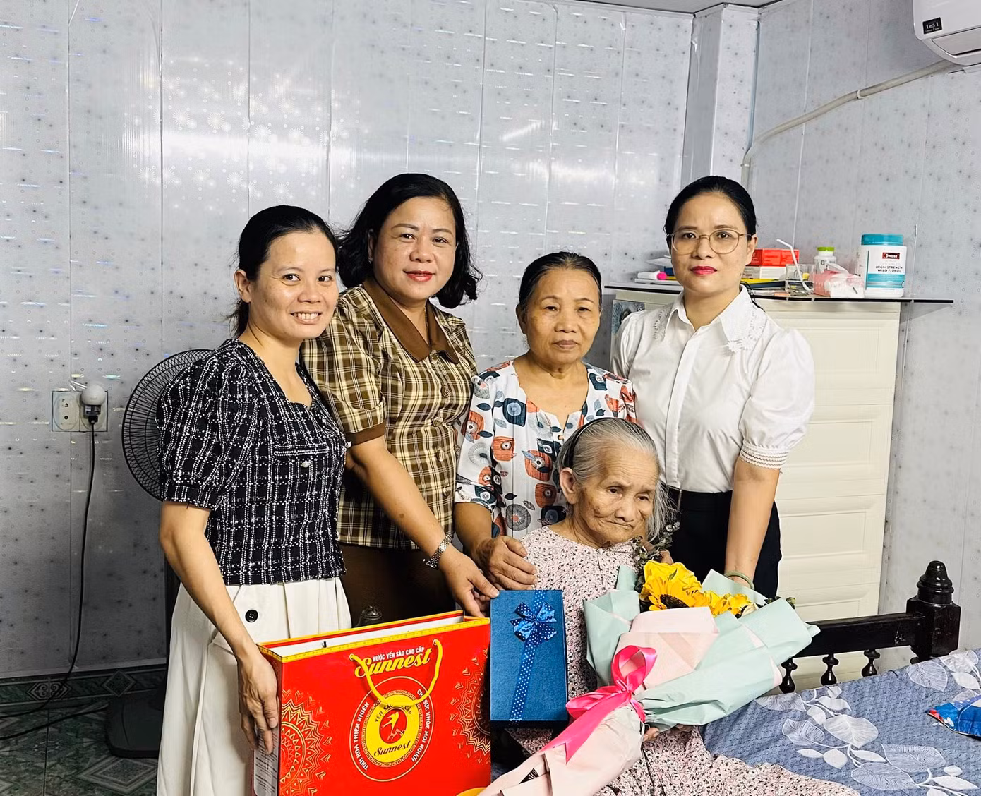 Dịp này, Hội cũng đã đến thăm và tặng quà cho mẹ VNAH Trần Thị Lệ và mẹ Trịnh Thị Thìn. Bà Hồ Thị Huệ, Chủ tịch Hội LHPN quận Hải Châu chia sẻ thế hệ hôm nay luôn biết ơn các anh hùng, liệt sĩ, các mẹ VNAH. Từ lòng biết ơn, tự hào ấy, mỗi người càng thêm nỗ lực phấn đấu để đóng góp sức mình cho quê hương đất nước.