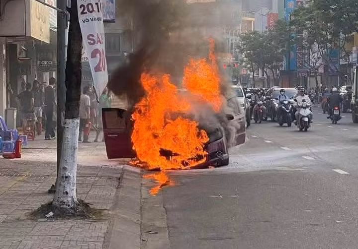 Chiếc xe bốc cháy dữ dội giữa trung tâm Đà Nẵng.