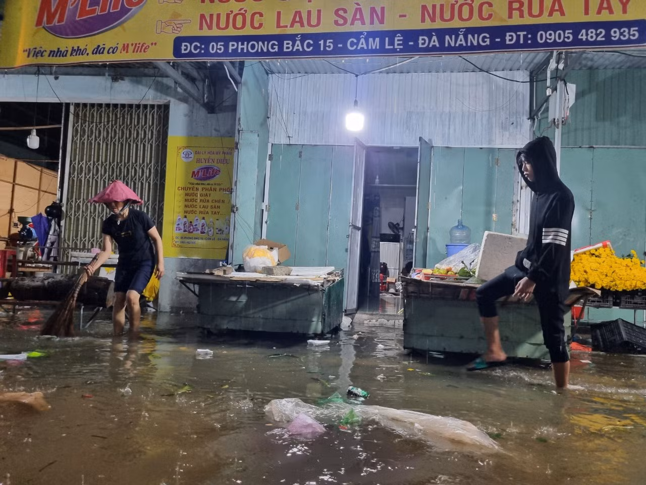 "Mưa không ngớt, nghe báo mưa tới ngày 15 và còn to hơn nữa nên không thể chủ quan được. Mỗi lần mưa ngập là nhà tôi mất cả tuần để kê gác, đem đồ đi gửi. Nước rút thì dội bùn, dọn nhà", anh chị Nguyễn Thị Hằng (quận Cẩm Lệ) nói.