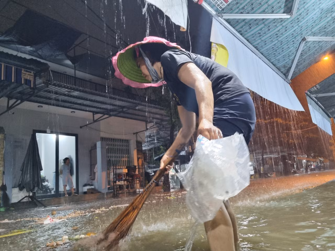 "Trên mưa dưới nước, tui không biết xoay xở kiểu gì cả", chị Diệu bất lực. Theo Đài Khí tượng thủy văn khu vực Trung Trung Bộ, từ ngày 13-15/10, Đà Nẵng có mưa vừa, mưa to, có nơi mưa rất to và dông. Tổng lượng mưa phổ biến 150-300mm, có nơi trên 350mm. Ban chỉ huy Phòng chống thiên tai, tìm kiếm cứu nạn và phòng thủ dân sự TP Đà Nẵng yêu cầu lãnh đạo quận, huyện, các đơn vị chức năng chỉ đạo triển khai phương án phòng chống mưa lớn, ngập lụt, lũ quét và sạt lở đất, đặc biệt là sẵn sàng phương án sơ tán nhân dân.