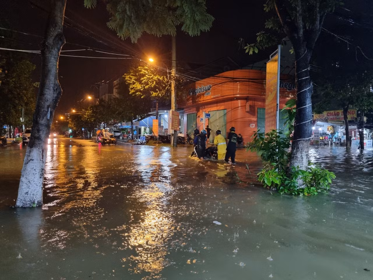 Nhiều tuyến đường ở Đà Nẵng ngập sâu.