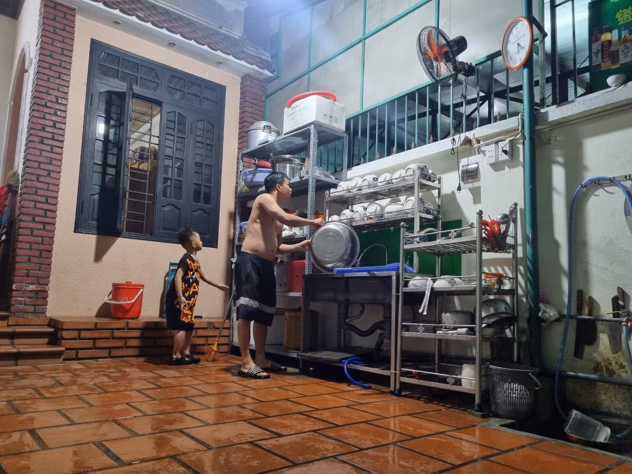 Nước đã bò vào sân, anh Phùng Thái Bảo (đường Nguyễn Nhàn) kê hết đồ đạc lên cao.