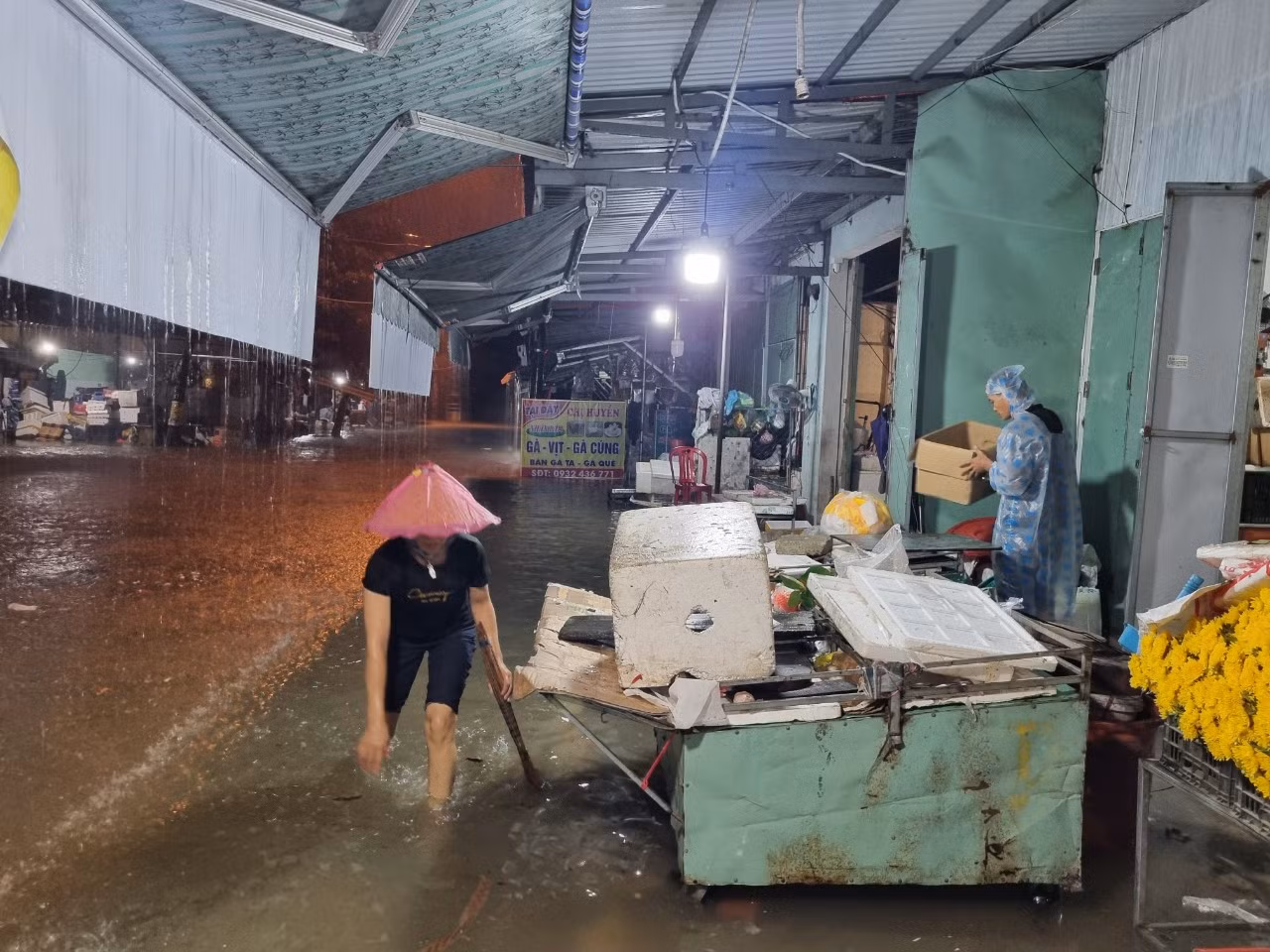 "Mưa không ngớt, nghe báo mưa tới ngày 15 và còn to hơn nữa nên không thể chủ quan được. Mỗi lần mưa ngập là nhà tôi mất cả tuần để kê gác, đem đồ đi gửi. Nước rút thì dội bùn, dọn nhà", anh chị Nguyễn Thị Hằng (quận Cẩm Lệ) nói.