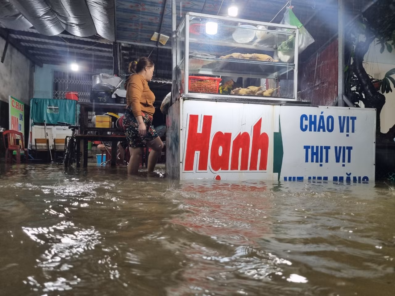 Một quán ăn vừa dọn ra lúc chiều thì bị nước "ghé thăm".