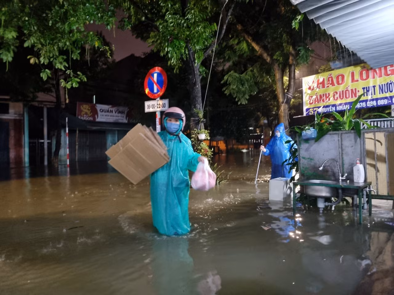 Nhiều người phải di tản sang nơi khác trong đêm để đảm bảo an toàn.