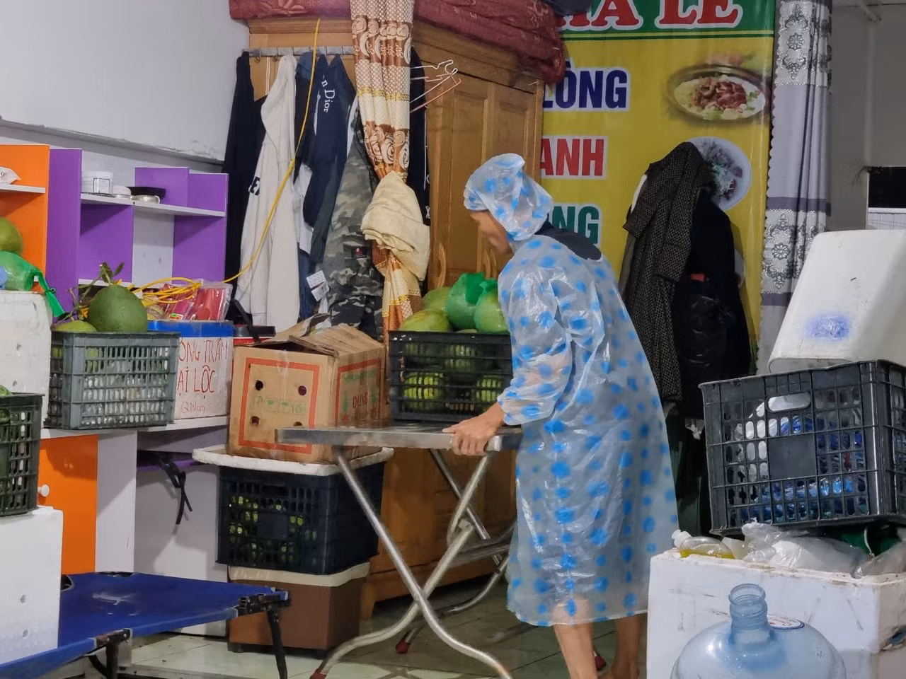 "Mưa không ngớt, nghe báo mưa tới ngày 15 và còn to hơn nữa nên không thể chủ quan được. Mỗi lần mưa ngập là nhà tôi mất cả tuần để kê gác, đem đồ đi gửi. Nước rút thì dội bùn, dọn nhà", anh chị Nguyễn Thị Hằng (quận Cẩm Lệ) nói.