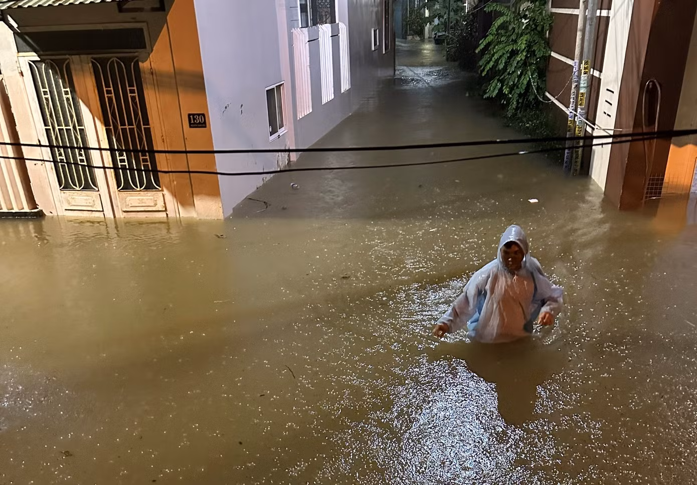 Nhiều khu vực bị ngập sâu, người dân đóng cửa nhà đi nơi khác tránh lũ.