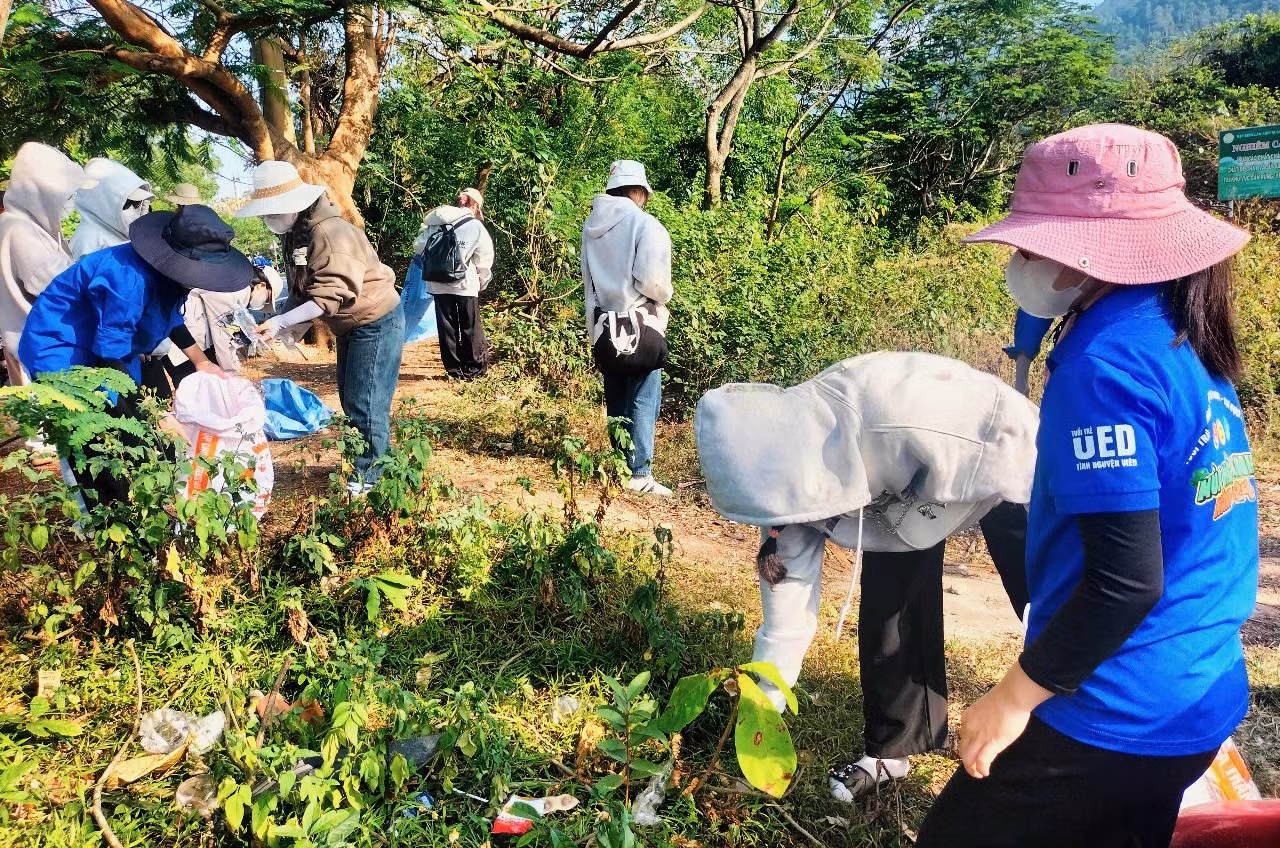 Hàng trăm bạn trẻ kéo lên tuyến đường lên chùa Linh Ứng thu gom rác. Đây là mái nhà của những đàn voọc chà vá chân nâu - nữ hoàng linh trưởng. Mỗi ngày có cả ngàn lượt khách lên tham quan bán đảo Sơn Trà. Hàng trăm bạn trẻ kéo lên tuyến đường lên chùa Linh Ứng thu gom rác. Đây là mái nhà của những đàn voọc chà vá chân nâu - nữ hoàng linh trưởng. Mỗi ngày có cả ngàn lượt khách lên tham quan bán đảo Sơn Trà.