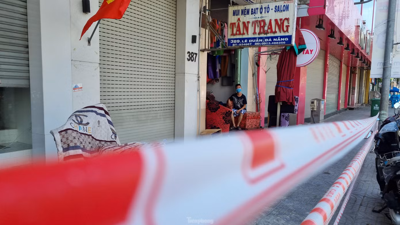 Khu vực tam giác Lê Duẩn – Lý Thái Tổ - Hoàng Hoa Thám đã được phong tỏa, bên trong ai ở yên nhà nấy. Ảnh: Thanh Trần.