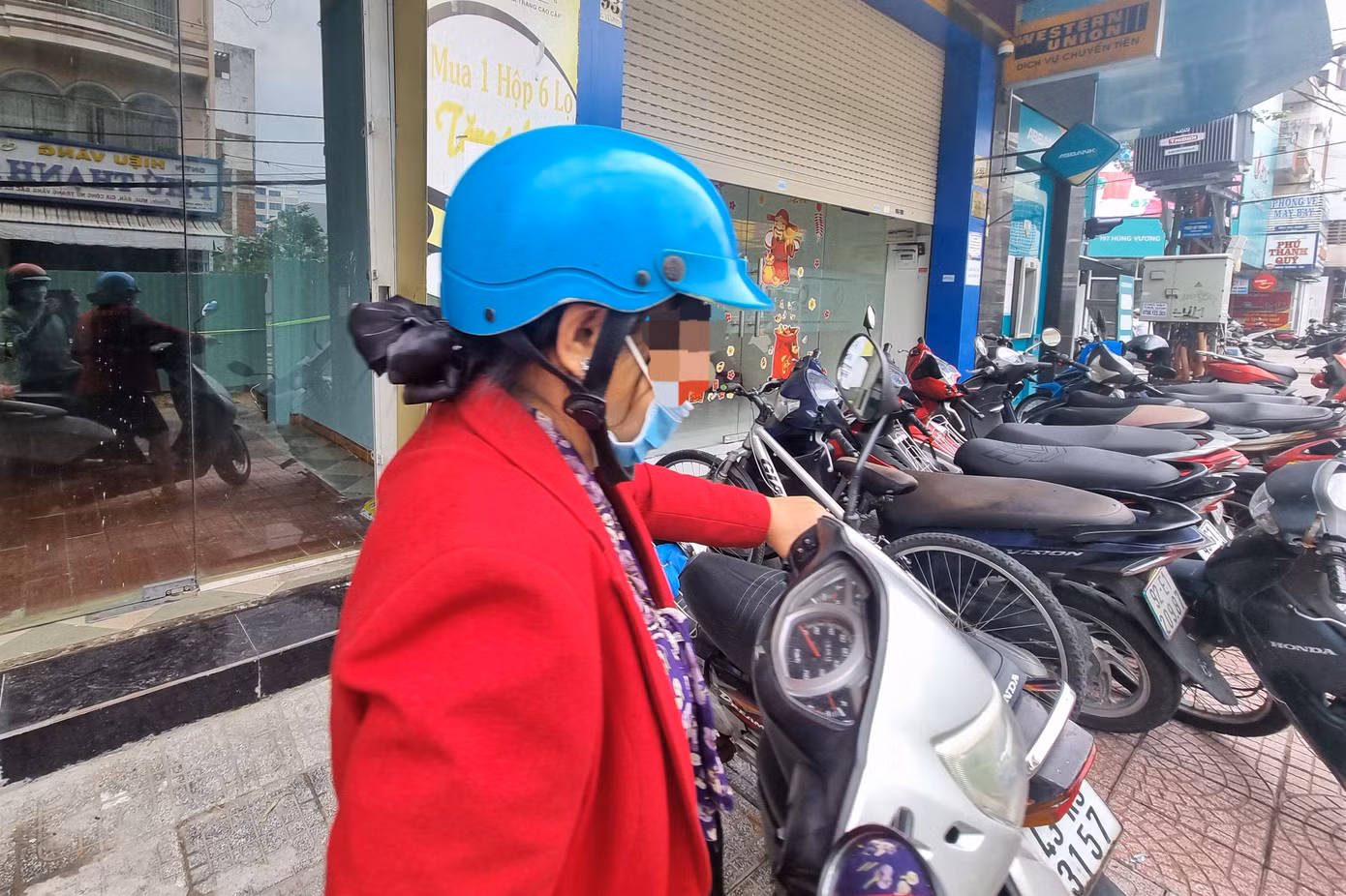 Khách hàng phải "quay xe" vì cửa hàng SJC mở nhưng không mua bán. Ảnh: Thanh Hiền.