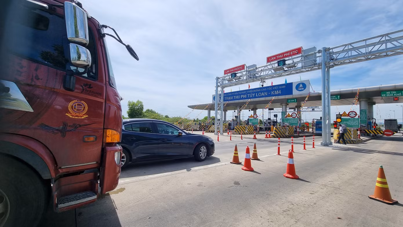 Chị Nguyễn Thị Hòa (quận Cẩm Lệ, Đà Nẵng) cho hay sáng nay có việc cần đi trên cao tốc, nhưng tới đây mới nhớ ra chưa tải ứng dụng và nạp tiền nên phải dừng xe. “Rất may có nhân viên chỉ tôi thao tác rất nhanh. Tôi thấy việc này vừa đơn giản vừa thuận tiện. Mình không mất thời gian chờ đợi khi qua trạm, đồng thời góp phần tránh tình trạng ùn tắc”, chị nói.