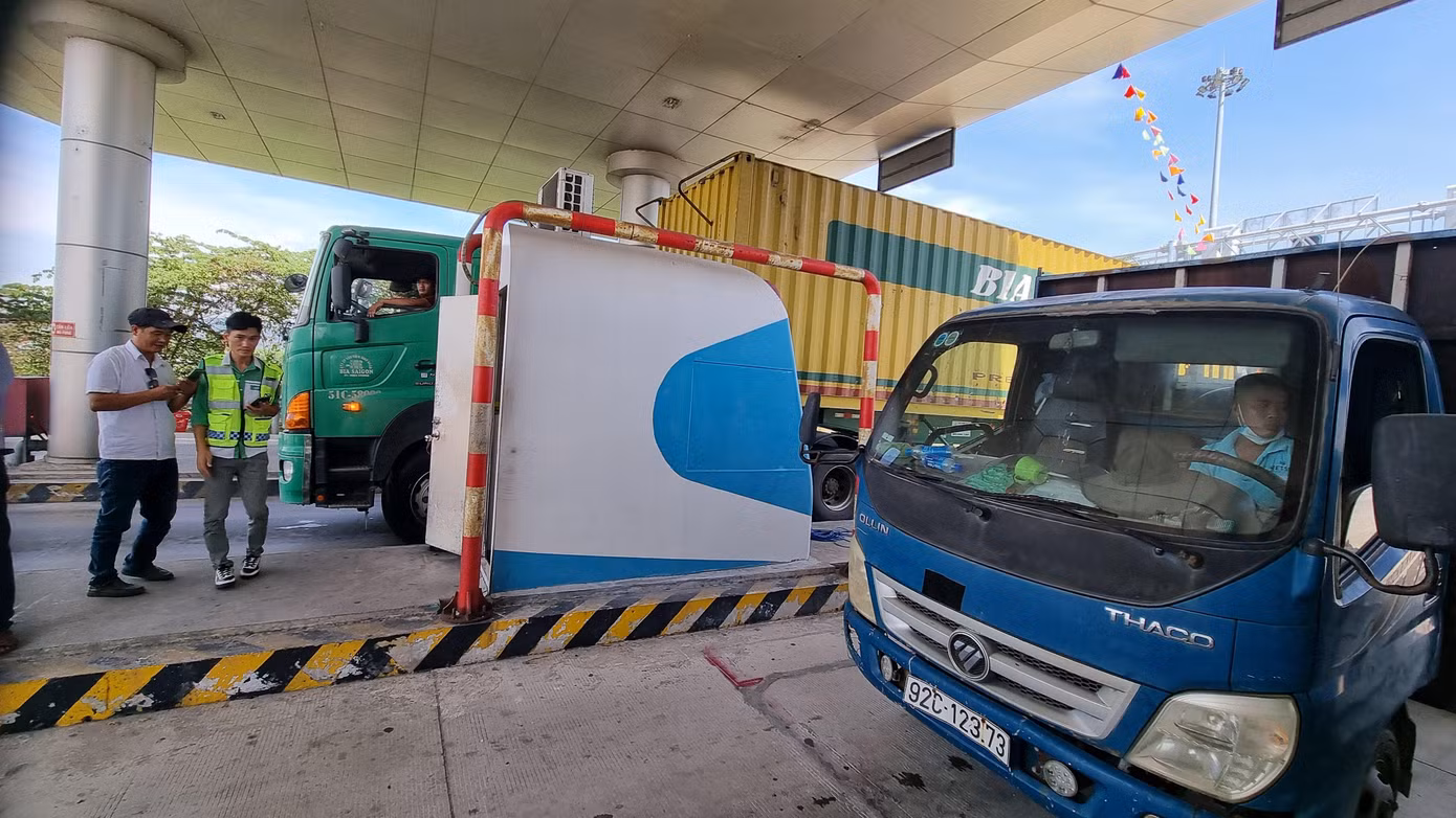 Một số xe không đủ điều kiện chạy thẳng vào trạm bị yêu cầu lùi xe. Nhân viên trạm thu phí cho biết việc thu phí không dừng đã được tuyên truyền từ lâu, rộng rãi. Nếu châm chước cho tài xế đi qua thì vô tình sẽ tạo tâm lý ỷ lại, không thực hiện các thủ tục như dán thẻ ETC, nộp tiền vào tài khoản, lần sau sẽ tái phạm.