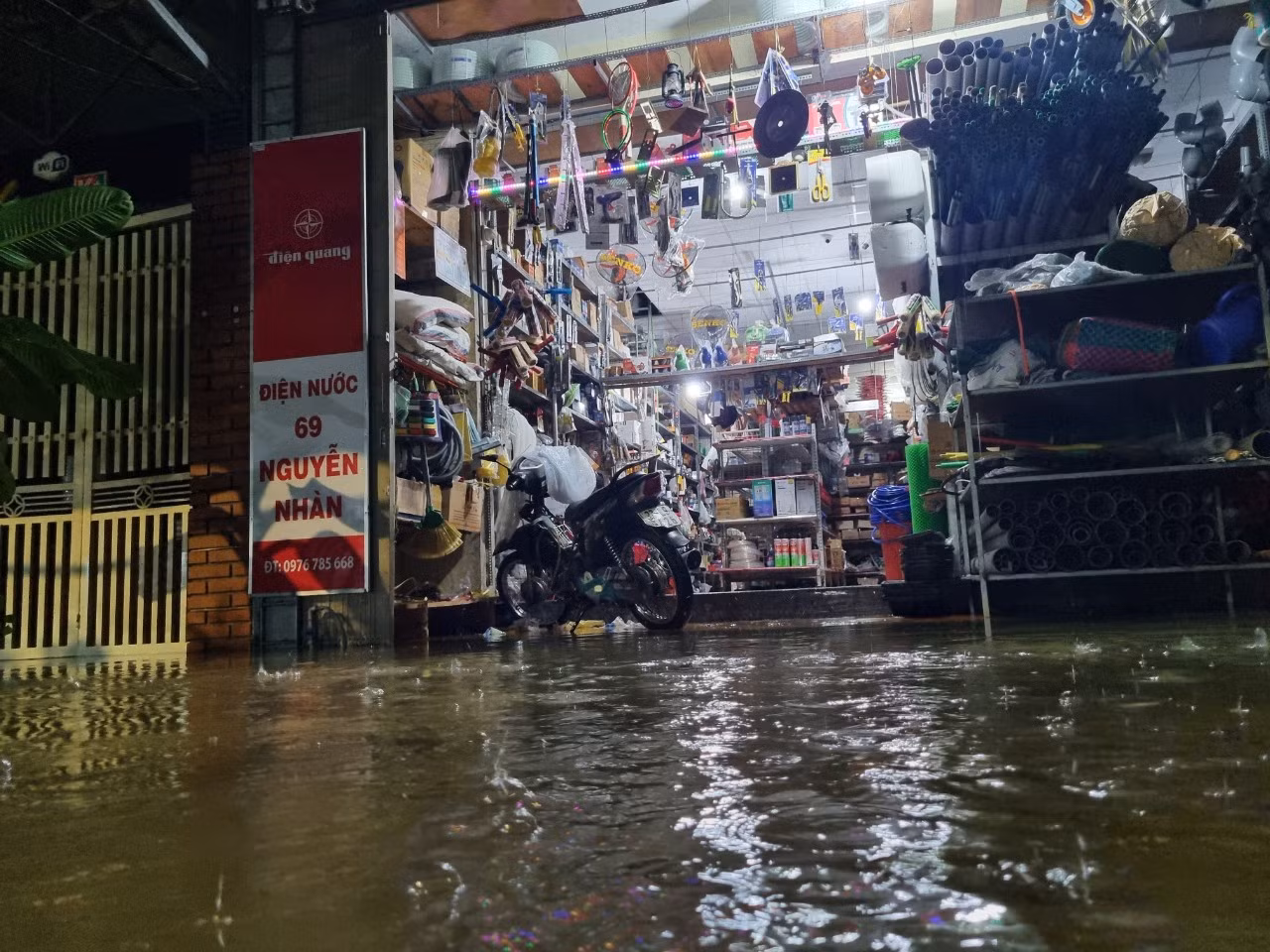 Những hộ kinh doanh buôn bán "bó gối" vì nước bủa vây.