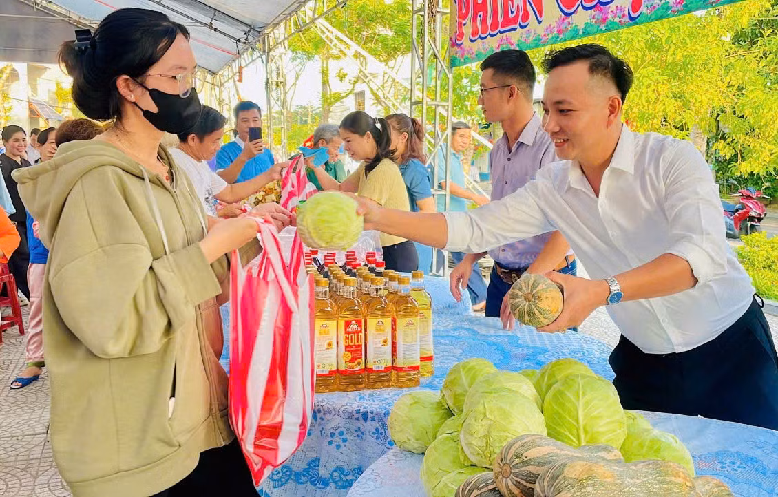 Tại ngày hội đại đoàn kết, nhiều khu dân cư ở Đà Nẵng còn tổ chức phiên chợ 0 đồng để hỗ trợ những hoàn cảnh khó khăn. Đây là dịp ôn lại 94 năm ngày truyền thống Mặt trận Tổ quốc Việt Nam và tình hình khối đại đoàn kết, đồng thời báo cáo kết quả thực hiện các cuộc vận động, phong trào thi đua yêu nước của địa phương.