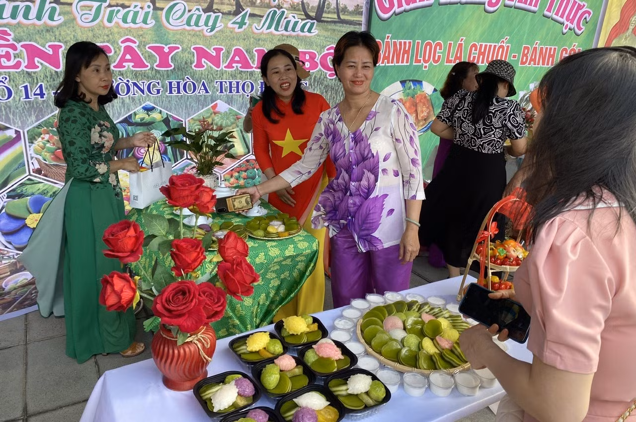 Nhiều món ngon được giới thiệu tại ngày hội. Khu dân cư còn có bữa cơm đại đoàn kết để người dân có thêm dịp trò chuyện, kết nối với nhau, từ đó xây dựng khu dân cư đoàn kết, lành mạnh.
