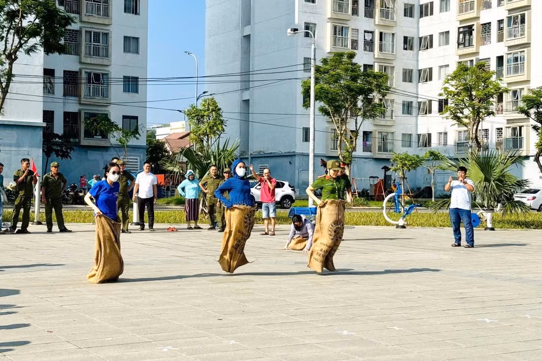 Nhảy bao bố, đập niêu đất... cũng được người dân nhiệt tình tham gia.