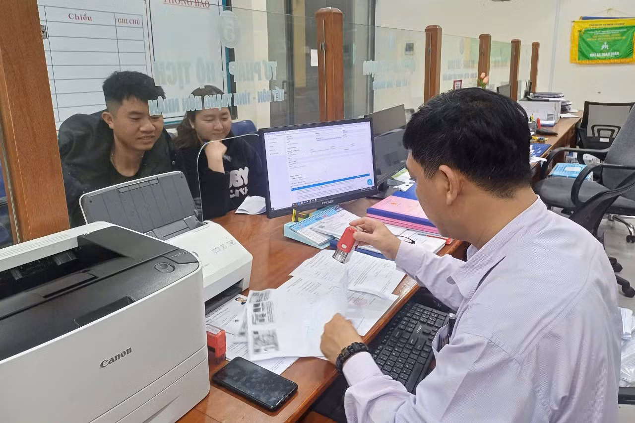 Cặp đôi đến đăng ký kết hôn sau giờ hành chính được hỗ trợ, giải quyết nhanh gọn.