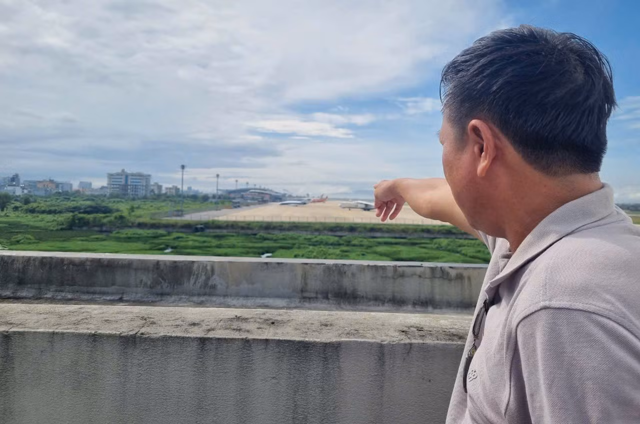 Người dân đứng từ sân thượng có thể nhìn thấy các chuyên cơ chở tỷ phú.