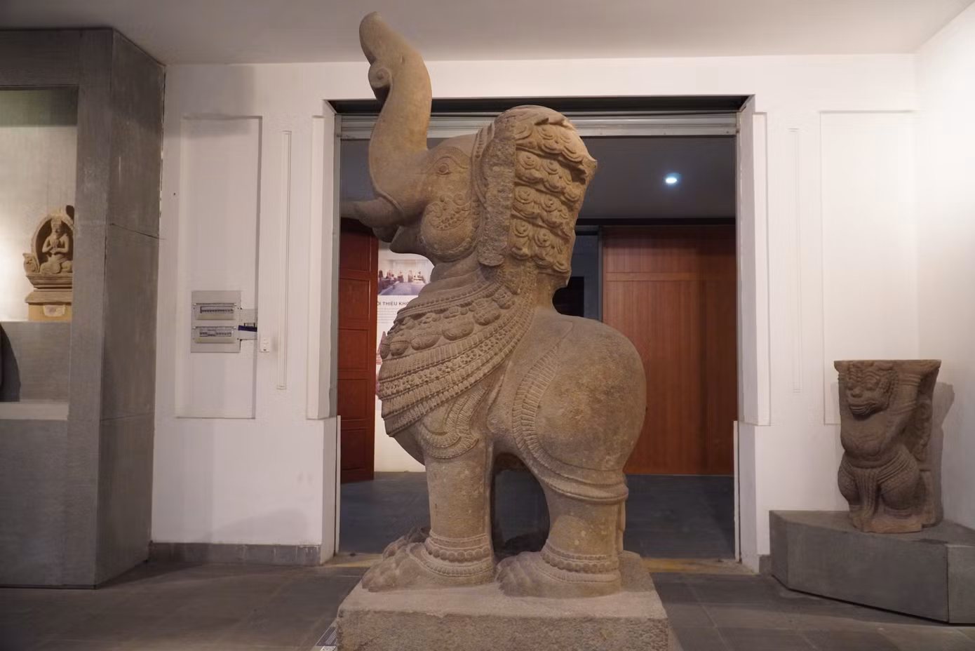 Tượng Gajasimha (thế kỷ XII), xuất xứ tháp Mẫm, Bình Định, chất liệu sa thạch. Tượng được tìm thấy trong cuộc khai quật tại Tháp Mẫm năm 1933-1934 do EFEO thực hiện, và được đưa về bảo tàng từ năm 1935. Ảnh: Thanh Hiền.