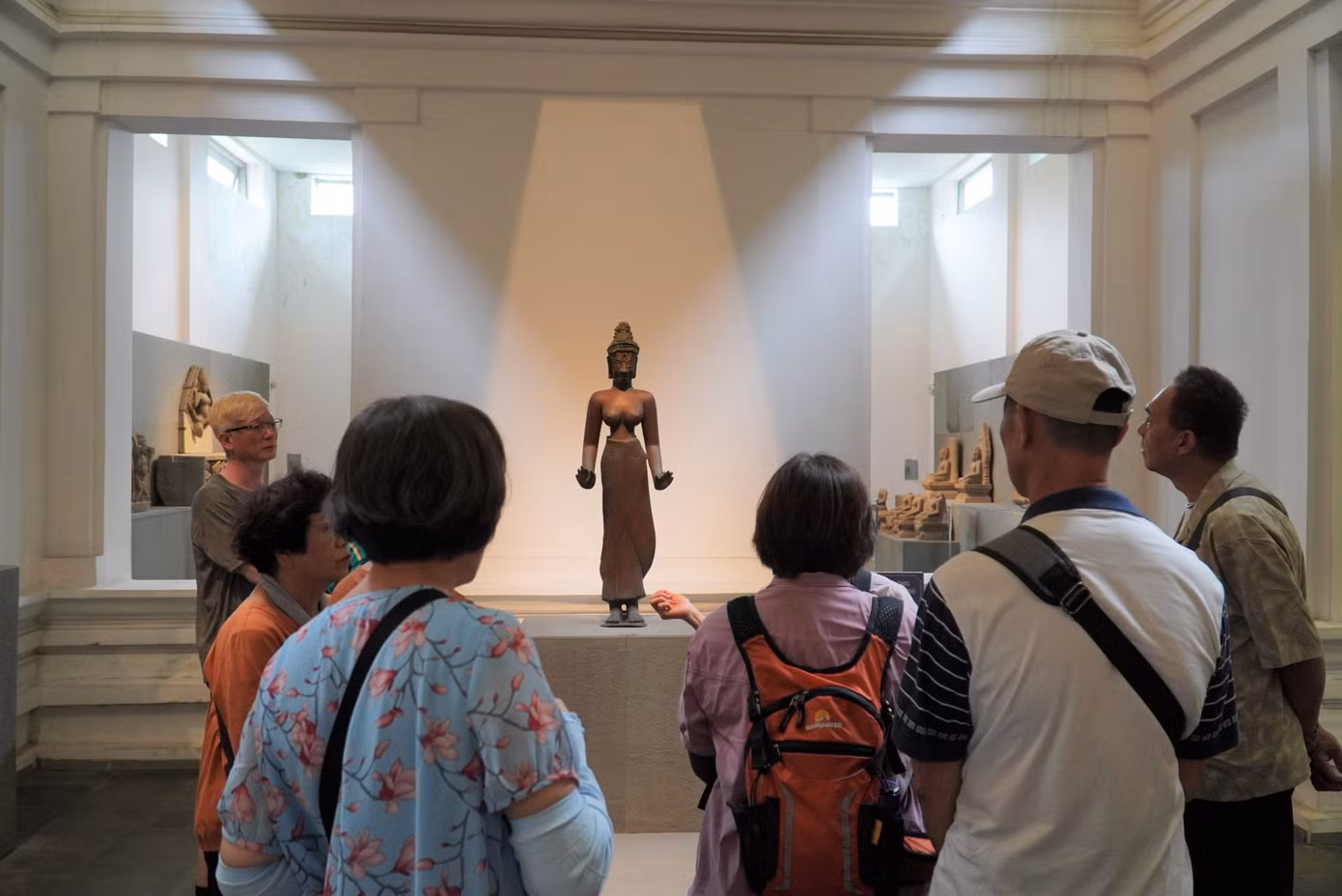 Tượng bồ tát Tara/ Laksmindra Lokesvara (cuối thế kỷ IX – đầu thế kỷ X), xuất xứ Đồng Dương, Quảng Nam, cao gần 1,15 m, chất liệu đồng, được người dân địa phương tình cờ tìm thấy năm 1978. Tác phẩm này là một trong những tượng Tara bằng đồng quan trọng nhất được phát hiện tại khu vực Đông Nam Á. Hiện vật được công nhận là Bảo vật quốc gia vào năm 2012. Ảnh: Thanh Hiền.