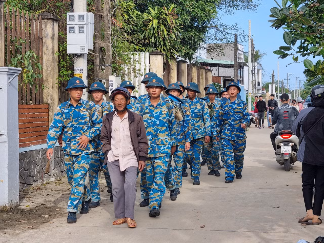 Các phương tiện, lực lượng được huy động vào hiện trường. (Ảnh: Thanh Trần).