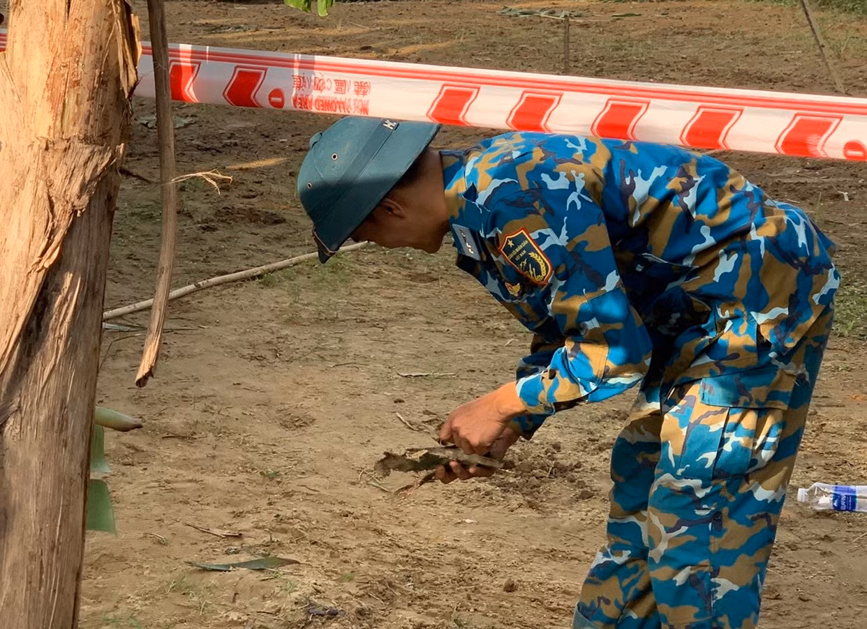 Khu vực máy bay rơi được khoanh vùng rộng lớn nên việc tìm kiếm mảnh vỡ rất khó khăn, tốn nhiều thời gian, công sức. (Ảnh: Duy Quốc).