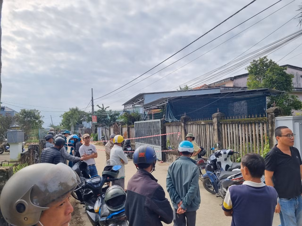 Khu vực nơi máy bay rơi nằm cuối con xóm nhỏ tại khu dân cư Bình Ninh, phường Điện Nam Bắc. Xung quanh hiện trường đã bị phong tỏa từ sớm. Đến cuối chiều lực lượng chức năng tiếp tục tiến hành phong tỏa toàn bộ tuyến đường vào xóm, chỉ người dân có nhà bên trong mới được vào. (Ảnh: Thanh Trần).