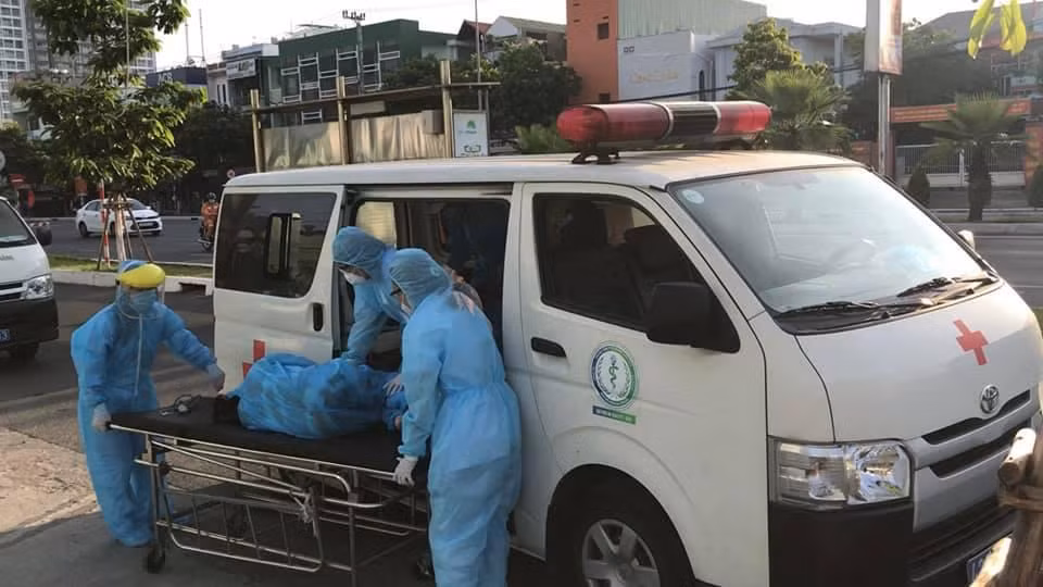 Các bác sĩ đưa sản phụ L. về Trung tâm y tế quận Sơn Trà để sinh mổ sáng 18/5. Ảnh: TTYTQ.