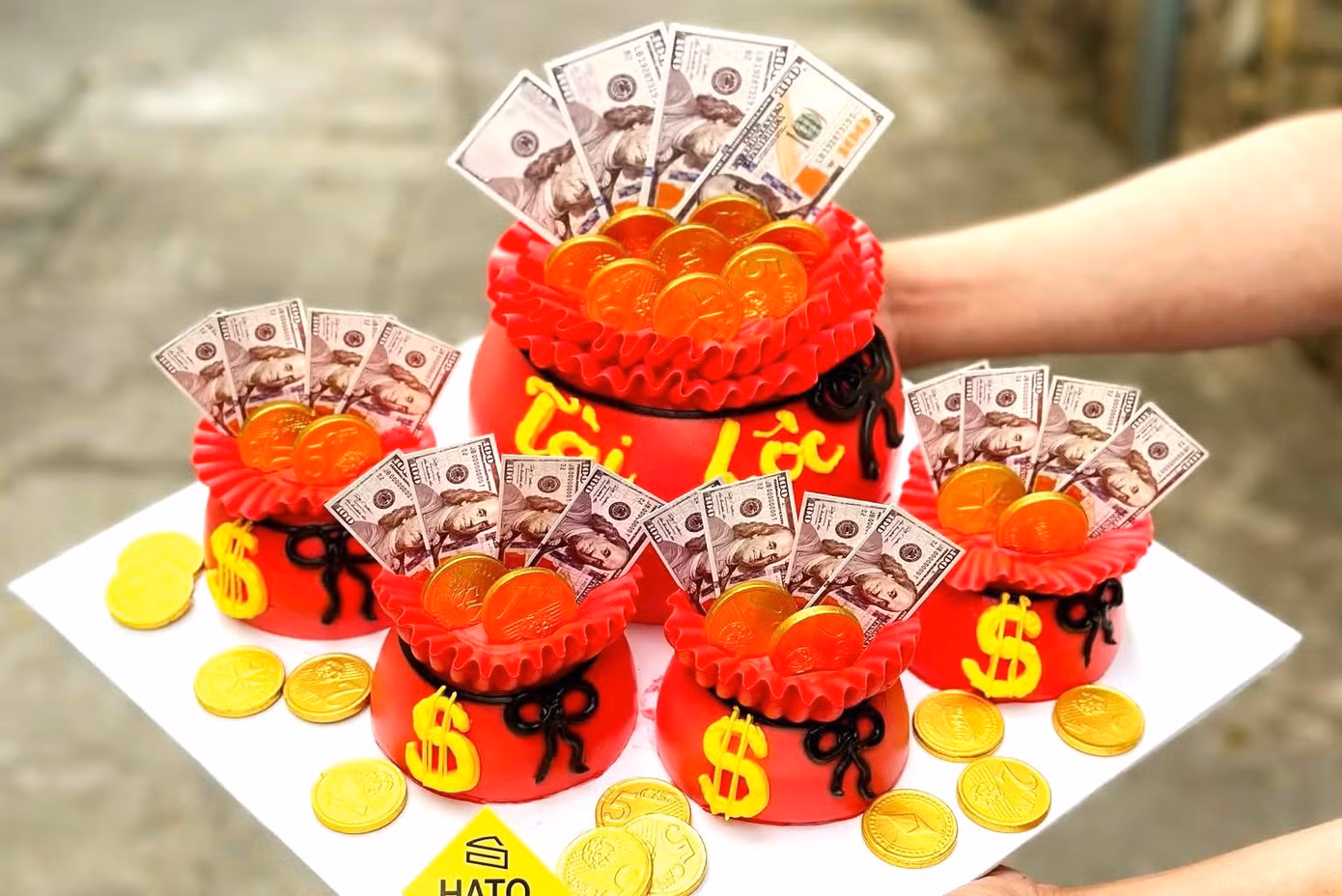 Nhiều tiệm bánh đã quá tải đơn, nhận cả trăm bánh kem trong ngày vía Thần tài. "Từ hôm qua đến hôm nay tiệm chúng tôi chạy hết công suất vì cả trăm đơn bánh. Hầu hết khách muốn nhận bánh trong buổi sáng do ngày Thần tài năm nay có 3 khung giờ cúng đẹp, mà hết hai khung vào buổi sáng là Mậu Thìn (7h-9h), giờ Kỷ Tỵ (9h-11h) nên nhân viên phải thức trắng đêm", đại diện một tiệm bánh kể. Ảnh: H.T.