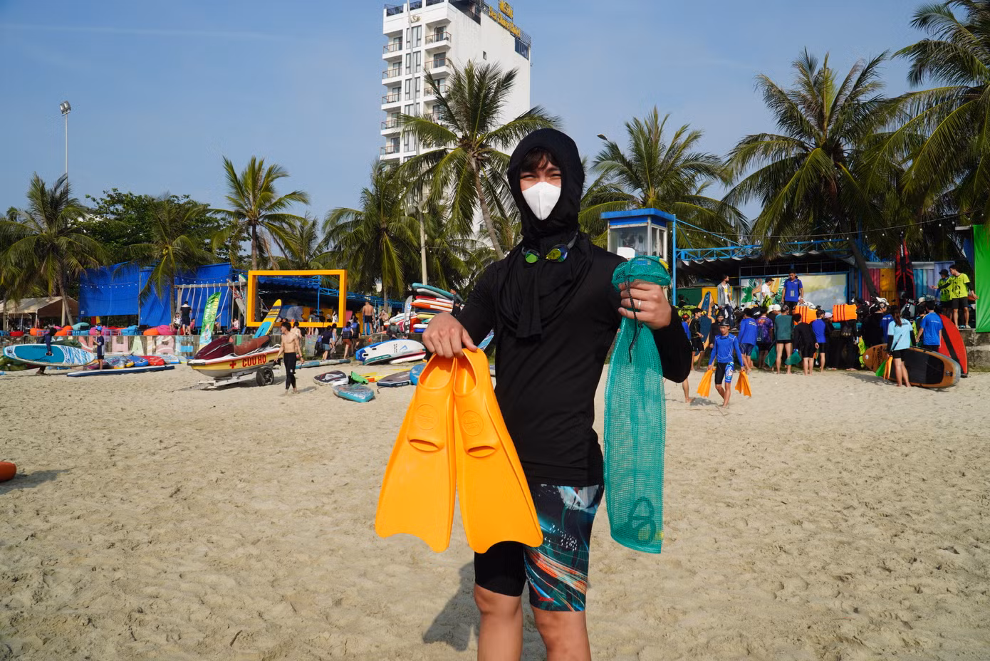 Kéo, túi lưới mang theo để cắt, đựng rác. Đặng Trần Hoàng (Trường Đại học Thể dục thể thao) cho hay đây là lần đầu tiên tham gia lặn biển dọn rác. Hoàng mong muốn sẽ nhặt hết rác ở dưới đáy biển, trả lại môi trường sống an toàn cho các rạn san hô. Kéo, túi lưới mang theo để cắt, đựng rác. Đặng Trần Hoàng (Trường Đại học Thể dục thể thao) cho hay đây là lần đầu tiên tham gia lặn biển dọn rác. Hoàng mong muốn sẽ nhặt hết rác ở dưới đáy biển, trả lại môi trường sống an toàn cho các rạn san hô.