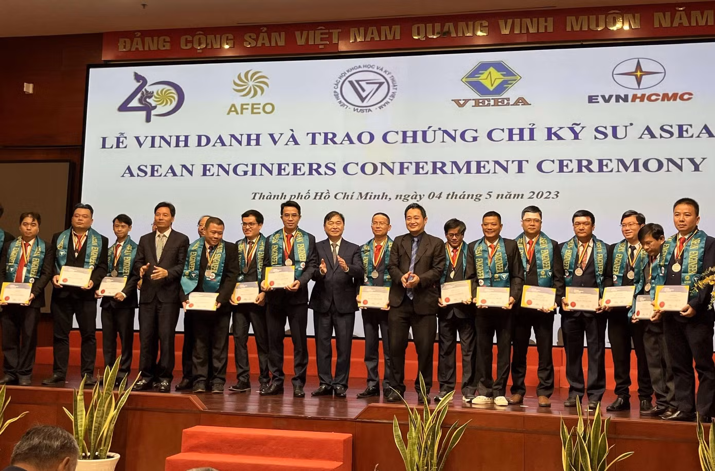 Các kỹ sư được vinh danh và trao chứng chỉ kỹ sư chuyên nghiệp ASEAN.
