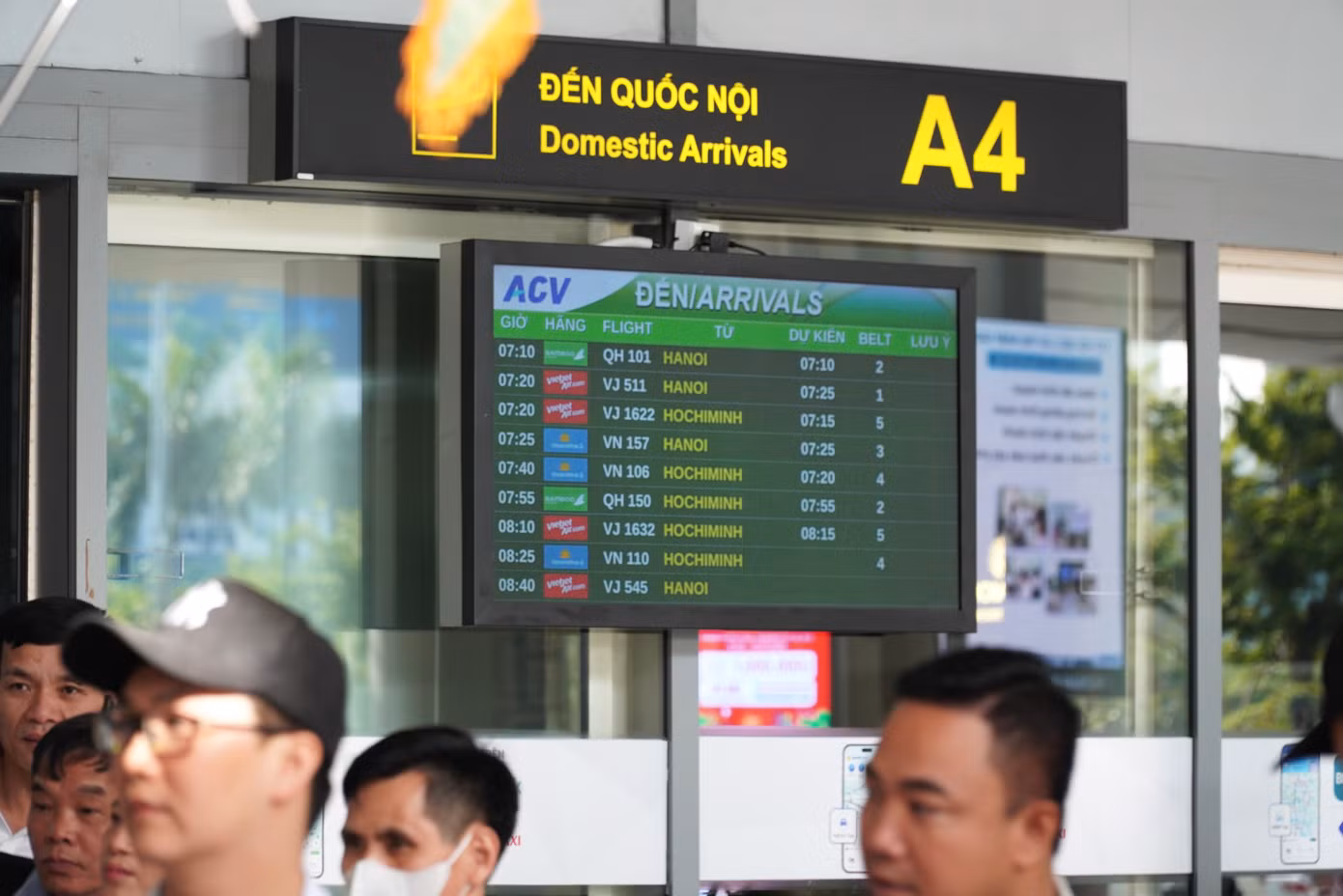 Các chuyến bay nối tiếp nhau hạ cánh xuống sân bay Đà Nẵng. Theo Cảng hàng không quốc tế Đà Nẵng, hôm nay có 134 chuyến bay hạ cánh, với gần 80 chuyến bay nội địa.