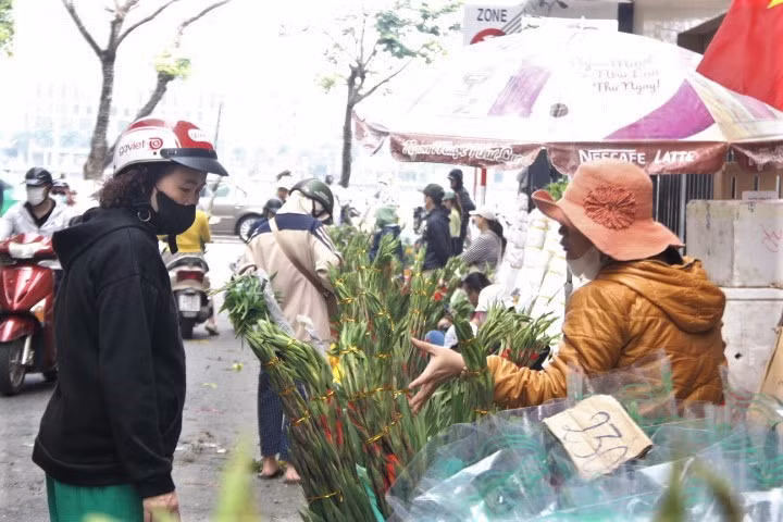 "Chưa năm nào hoa khó như năm nay", các tiểu thương thở dài.