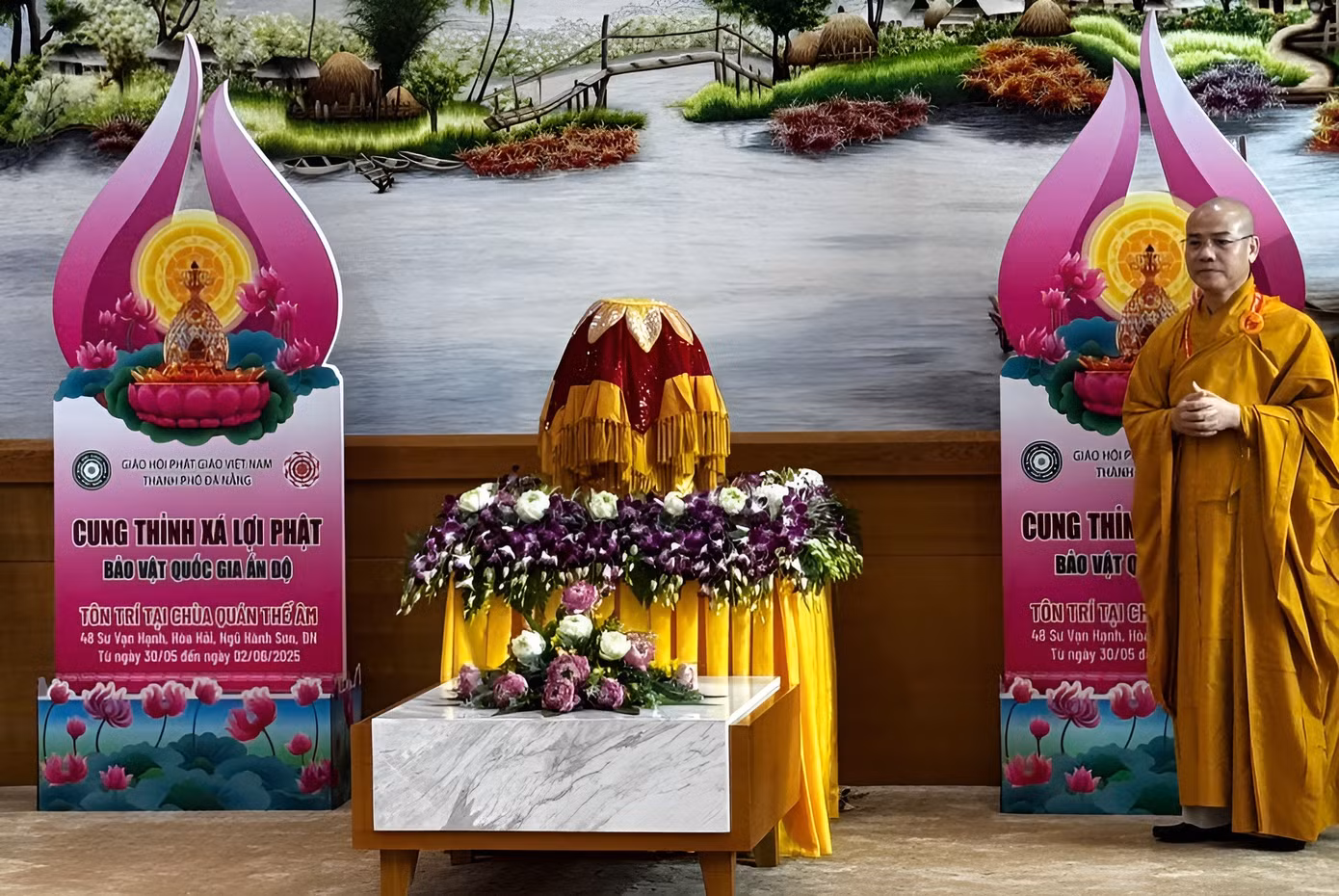 Xá lợi Phật được cung thỉnh tại sân bay Đà Nẵng ngày 30/5.